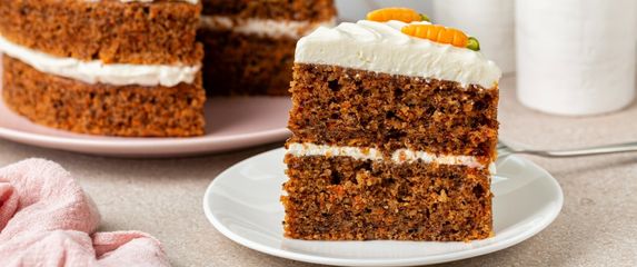 Glazura od krem sira obično se stavlja na tortu od mrkve