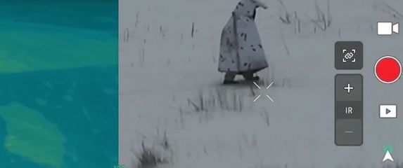 Vojnik u kostimu pingvina