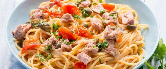 Tjestenina s tunom, rajčicom i kaparima