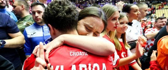 Rukometaši u zagrljaju najbližih - 3