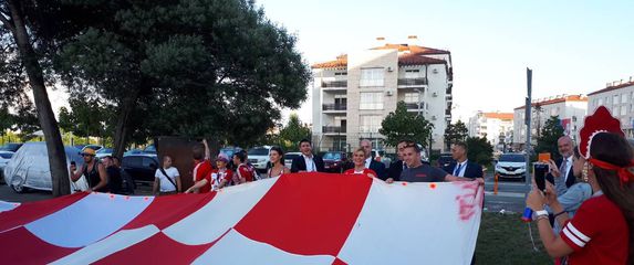 Predsjednica Grabar-Kitarović s navijačima uoči utakmice Hrvatske i Rusije (Foto: Dnevnik.hr) - 2