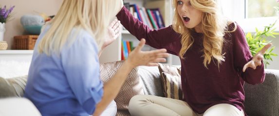 Mama i kći se svađaju