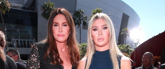 Caitlyn Jenner i Sofia Hutchins (Foto: AFP)