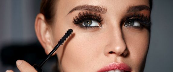 Žena nanosi maskaru