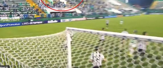 Čudan let lopte na utakmici Chapecoensea (Screenshot)