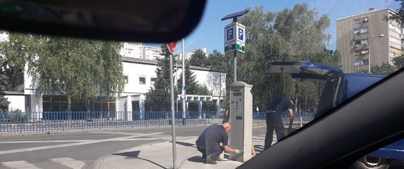Demontaža automata za naplatu parkinga (Foto: Čitatelj Dnevnik.hr)