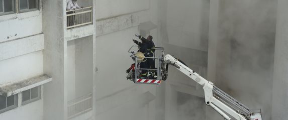 U zgradi u Mumbaiju buknuo požar (Foto: AFP) - 3