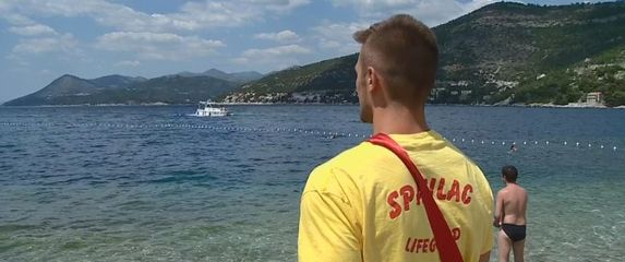 Spasilac na plaži (Foto: Dnevnik.hr)