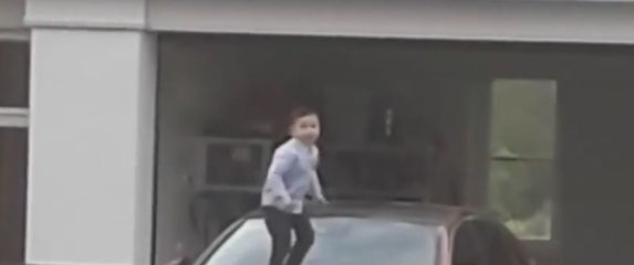 Dječak skače po autu