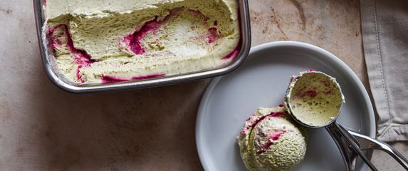 Domaći sladoled od pistacije i maline za koji vam ne treba aparat za sladoled