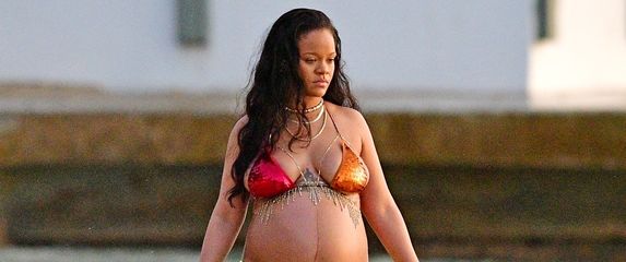 Trudna Rihanna u šljokičastom bikiniju