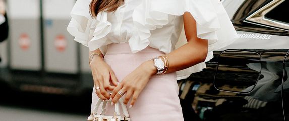 Bijela bluza s romantičnim volanima i suknja u pastelnoj nijansi - savršena kombinacija za račice