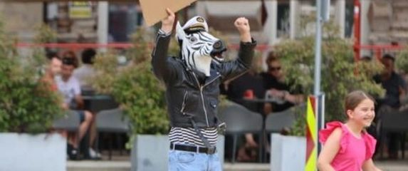 Muškarac s maskom zebre u Koprivnici