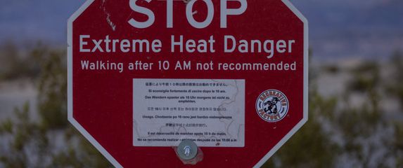 Znak upozorenja na ekstremne vrućine u američkoj Dolini smrti