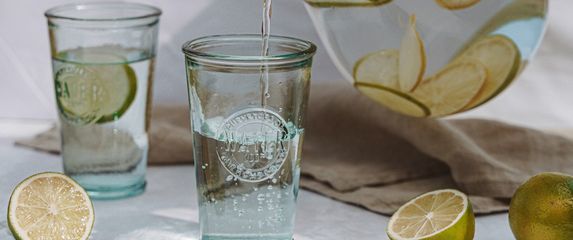 Voda s ledom i limetom