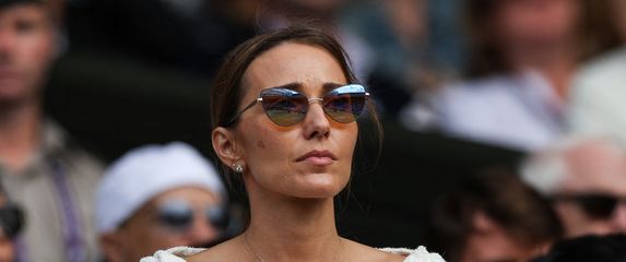 Jelena Đoković u krem haljini brenda Self-Portrait na finalu Wimbledona - 6