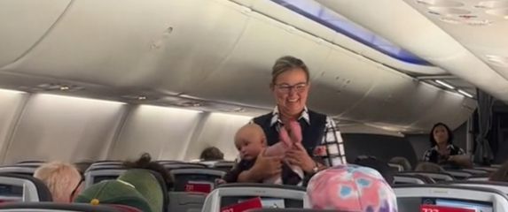Stjuardesa i beba