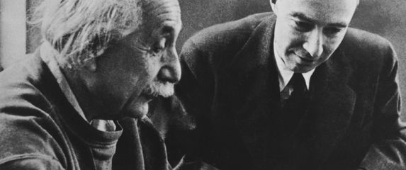 J. Robert Oppenheimer i Albert Einstein