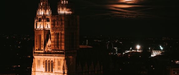Mjesec iznad zagrebačke katedrale