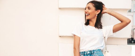 Djevojka u kratkim hlačama