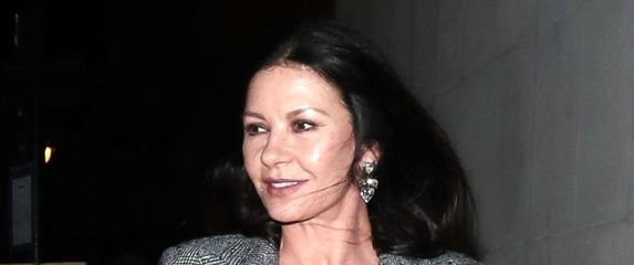 Catherine Zeta-Jones u gležnjačama na visoku petu - 4