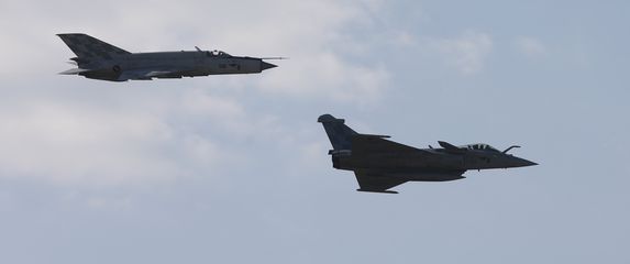 Rafale i MiG-21 u letu