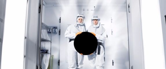 Znanstvenici koji drže disk najtamnije crne boje