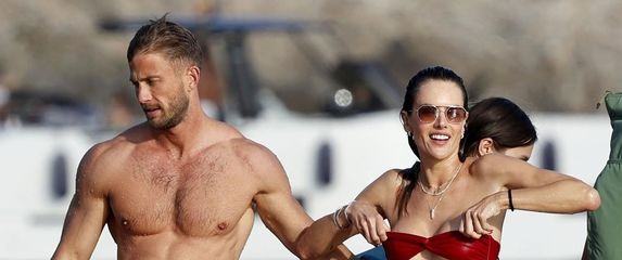 Alessandra Ambrosio, Alexander Smurfit