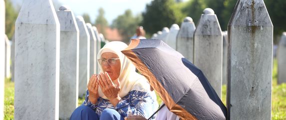 Obitelji žrtava sa Srebrenice posjećuju grobove