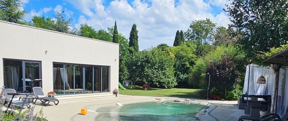 Villa Franka u Nedešćini u Istri ima bazen prirodnog izgleda i cvjetnu aleju s preko 150 biljaka - 15