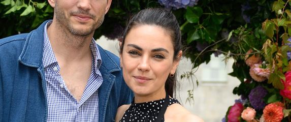 Mila Kunis u točkastoj haljini i 'zaboravljenim' cipelama na Cartierovom eventu u West Sussexu - 4