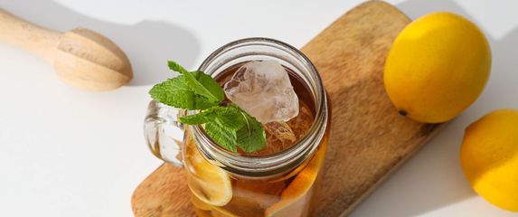 Ledeni zeleni čaj s jasminom, đumbirom i limunom