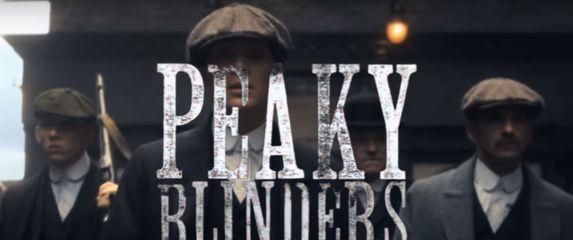 Postava serije Peaky Blinders kako hoda i naslov serije