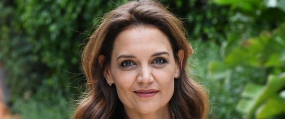 Katie Holmes u kompletu tropskog uzorka s potpisom brenda Faithfull The Brand - 4