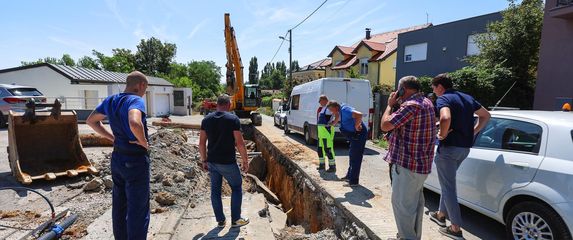 Dežurne službe spasile su dvoje radnika koji su ostali zatrpani na gradilištu - 2