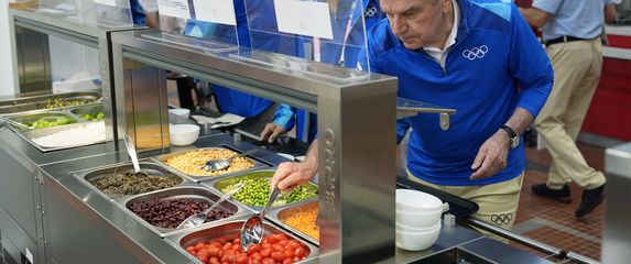 U menzi olimpijskog sela na raspolaganju je dosta povrća i voća