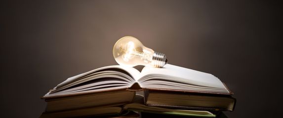 Knjige i žarulja na vrhu