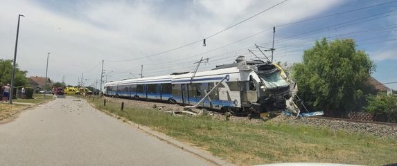 Vlak kod Slavonskog Broda udario u kamion - 1