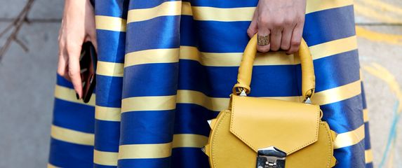 Spoj plave i žute boje u street style izdanju s Tjedna mode