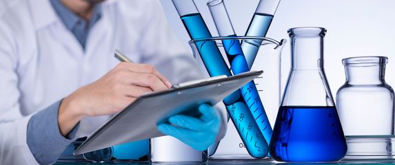 Znanstvenik u laboratoriju i kemijska oprema