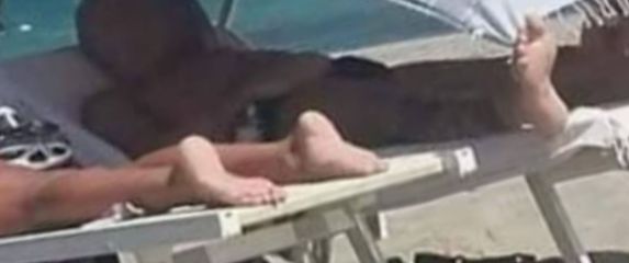 Muškarac u hladu na plaži