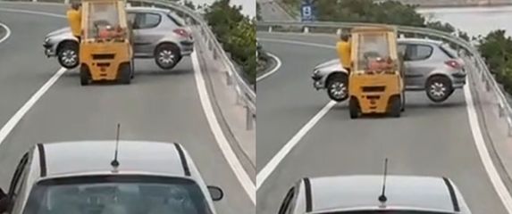 Viličar koji prijevozi automobil na cesti u Hrvatskoj