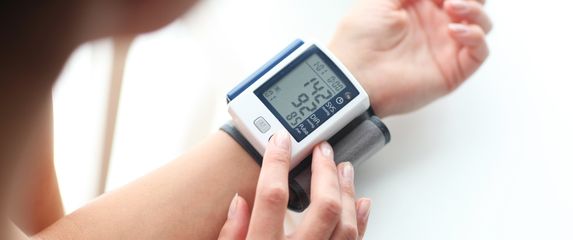 Žena mjeri krvni tlak