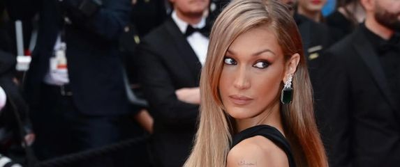 Bella Hadid s novom bojom kose