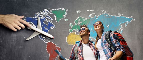 Karta svijeta i zrakoplov uz turiste