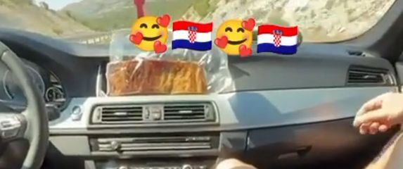 Sarma i slanina u autu