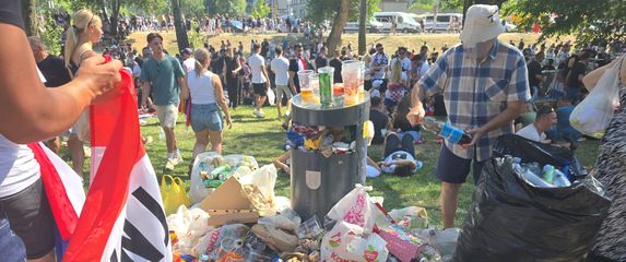 Stariji muškarac skuplja plastične boce na Bundeku