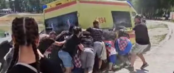 Kola hitne pomoći zapela u šljunku