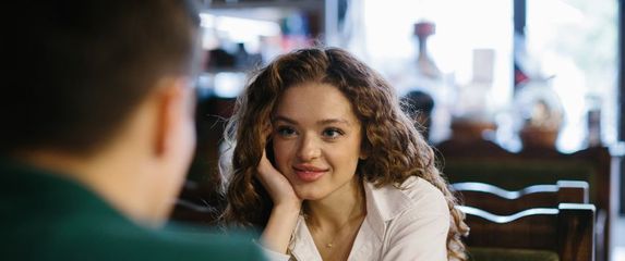 Djevojka zaljubljeno gleda u dečka