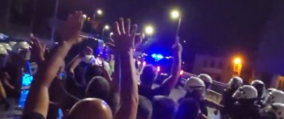 Građani Užica probijaju kordon žandarmerije